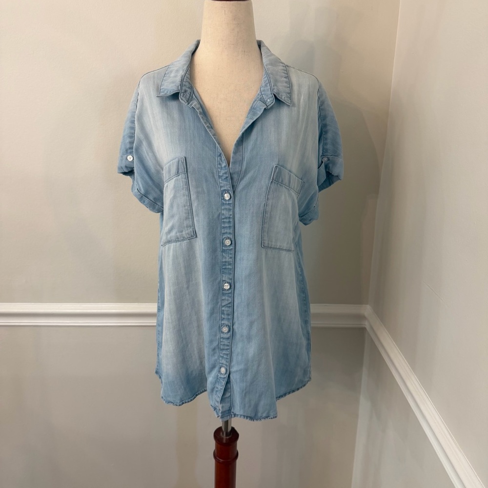 Cloth & Stone Chambray short sleeve button front shirt- Size medium